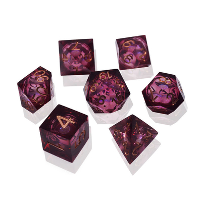 Tangan Menuangkan Dadu Resin RPG Tajam Bermata Tahan Lama Untuk Shadowrun