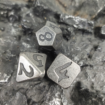 Metal Anti Wear Diukir Tangan Untuk Dungeon Dan Dragon Metal Gaming Dice Manual