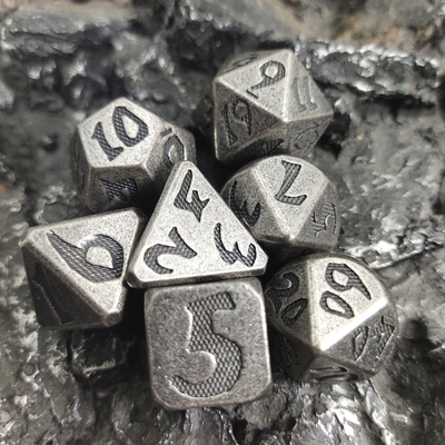 Metal Anti Wear Diukir Tangan Untuk Dungeon Dan Dragon Metal Gaming Dice Manual