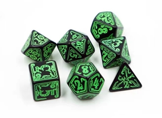 Permainan RPG Bergaya Set dadu 20mm Latar Belakang Hitam Pola warna