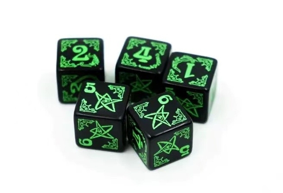 Permainan RPG Bergaya Set dadu 20mm Latar Belakang Hitam Pola warna