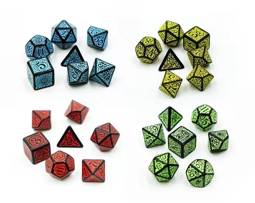 Permainan RPG Bergaya Set dadu 20mm Latar Belakang Hitam Pola warna