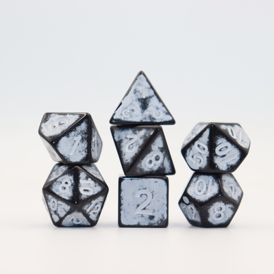 Antique tua hitam kembali karakter resin merah bermain permainan papan dadu set dnd dadu