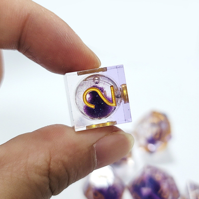 Pasir mengalir ungu resin multi -noodle permainan tablet dadu set dnd dadu