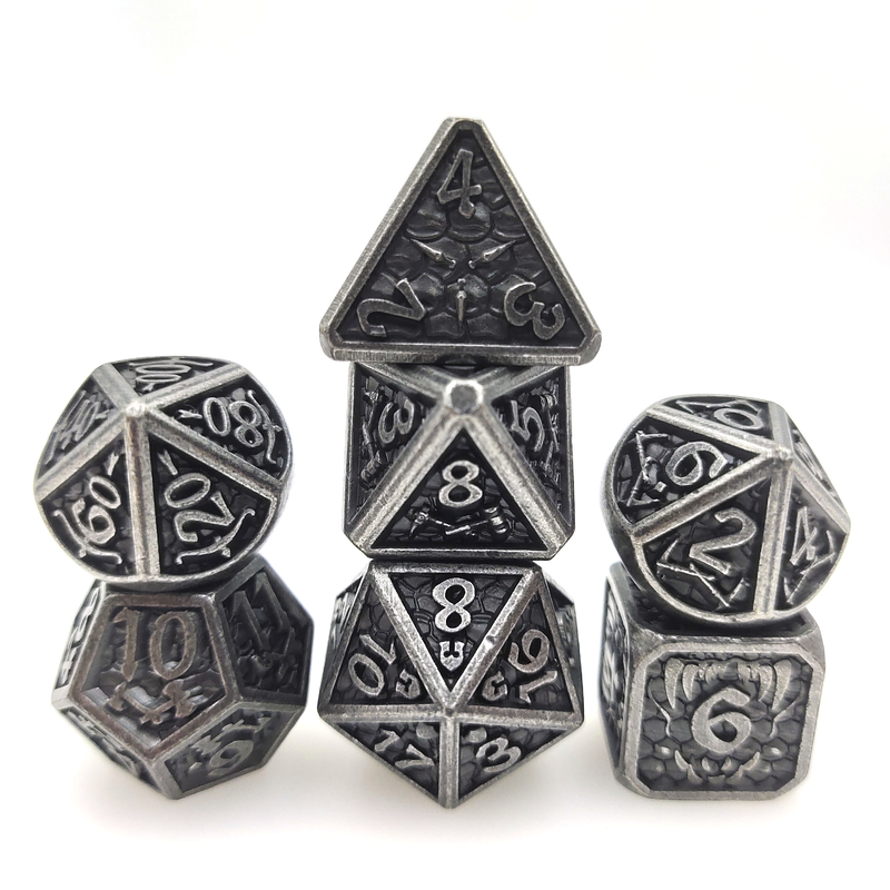 Set Dadu RPG Logam Bertepi Tajam Tahan Air 7 Potongan Polihedral Kokoh Praktis Warna Hitam Dan Putih