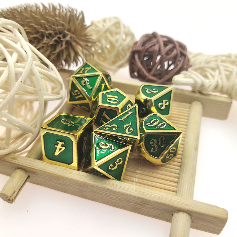 Portable Pink Metal Dice Set Gilt Green Praktis Metal Polishing Tabletop Tidak Berbau